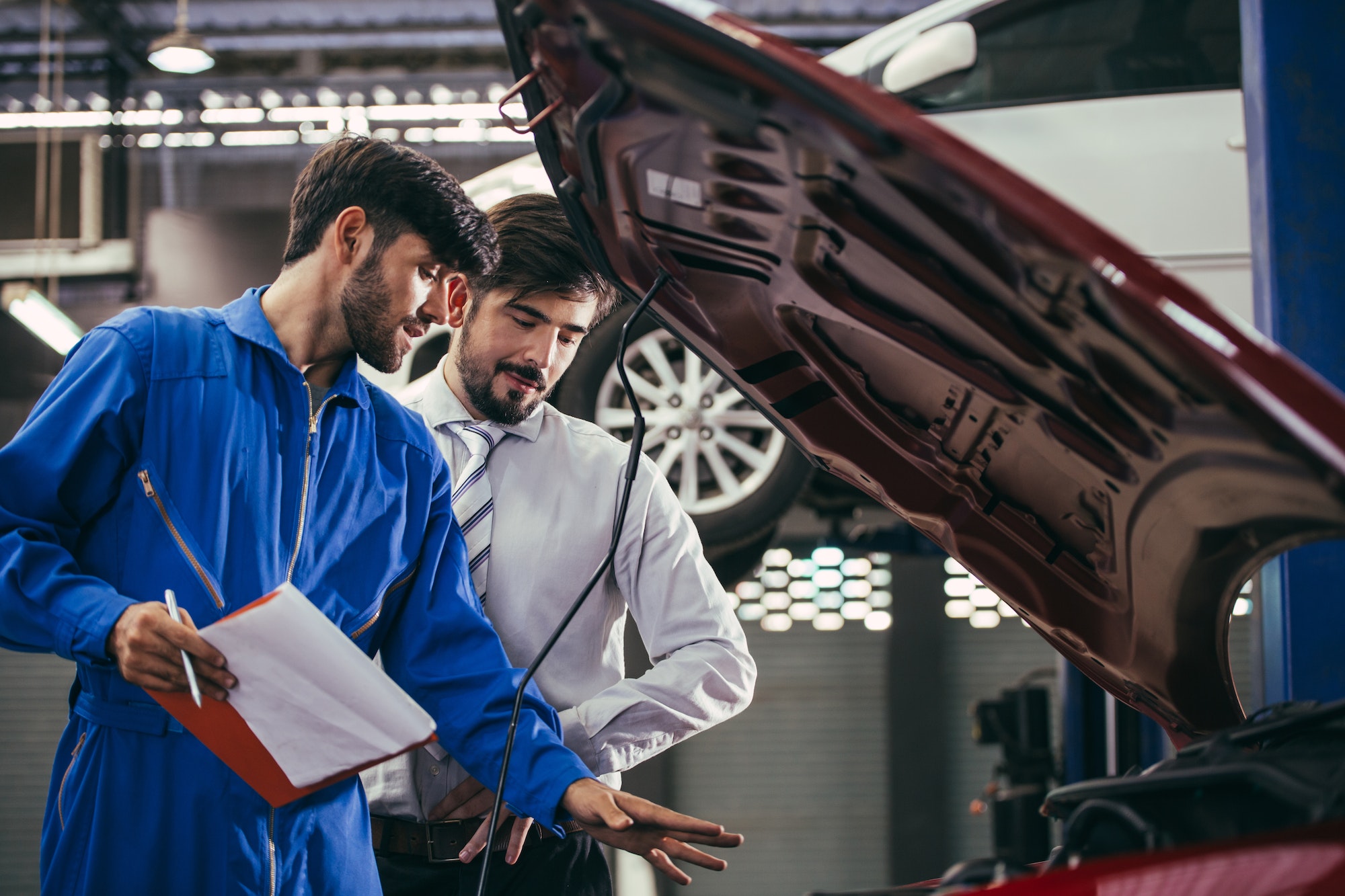 automotive-maintenance-mechanic-explain-repair-condition-to-customer